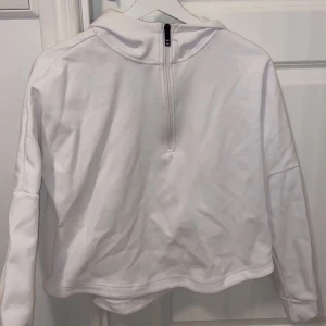 Träningshoodie - Säljer denna vita croppade träningshoodien med halvzip och luva ifrån SOC, sparsamt använd. Jätteskön att ha ute nu till våren men säljer pga att jag har för många vita hoodies🤍i behov av att strykas som man kan se☺️