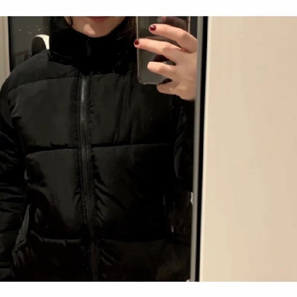 Hej! Säljer denna trendiga varma puffer jackan. Har använt den nu i några månader endast. Storlek M men passar även S! Köpt från JC, Jeans Company för 799kr men jag säljer den för endast 130kr. Jag säljer den eftersom jag har köpt en nya och denna inte kommer till användning! 😊. Jackor.