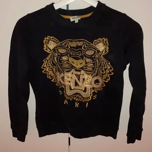 Kenzo tröja  - Jätte fin kenzo tröja (äkta) svart med ett gulligt lejon på 💓 jätte bra skick! Storlek xs men passar även s 