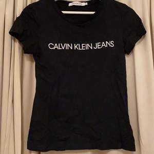 En fin Calvin Klein Jeans t-shirt i super fint skick. Säljs då den inte används längre. 