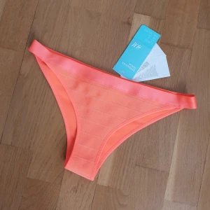 NY! (36) Bikini-underdel HM orange/korall, nyon - Helt ny bikini-underdel från HM med tags kvar! Jättehärlig färg men tyvärr fel storlek för mig.. blev en miss i beställningen och sen dess har de bara legat i en påse😞 