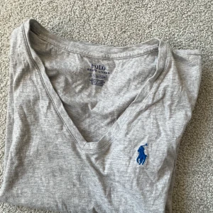 Ralph lauren t-shirt - Säljer en grå Ralph lauren t-shirt 