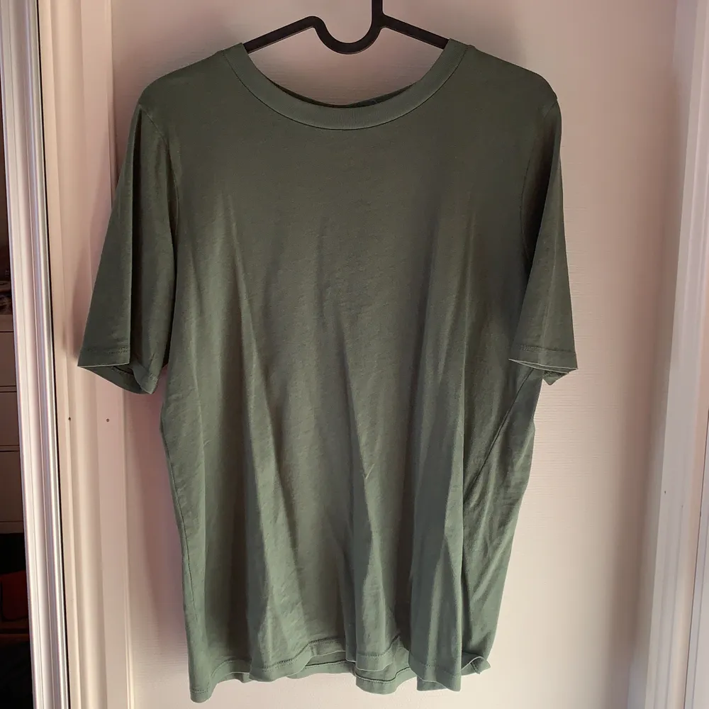 Grön T-shirt från Gina Tricot storlek S. T-shirts.