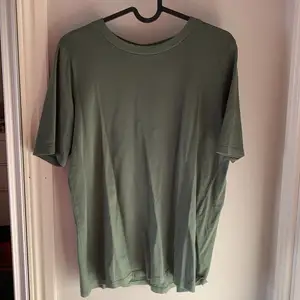 Grön T-shirt från Gina Tricot storlek S