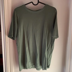 T-shirt  - Grön T-shirt från Gina Tricot storlek S