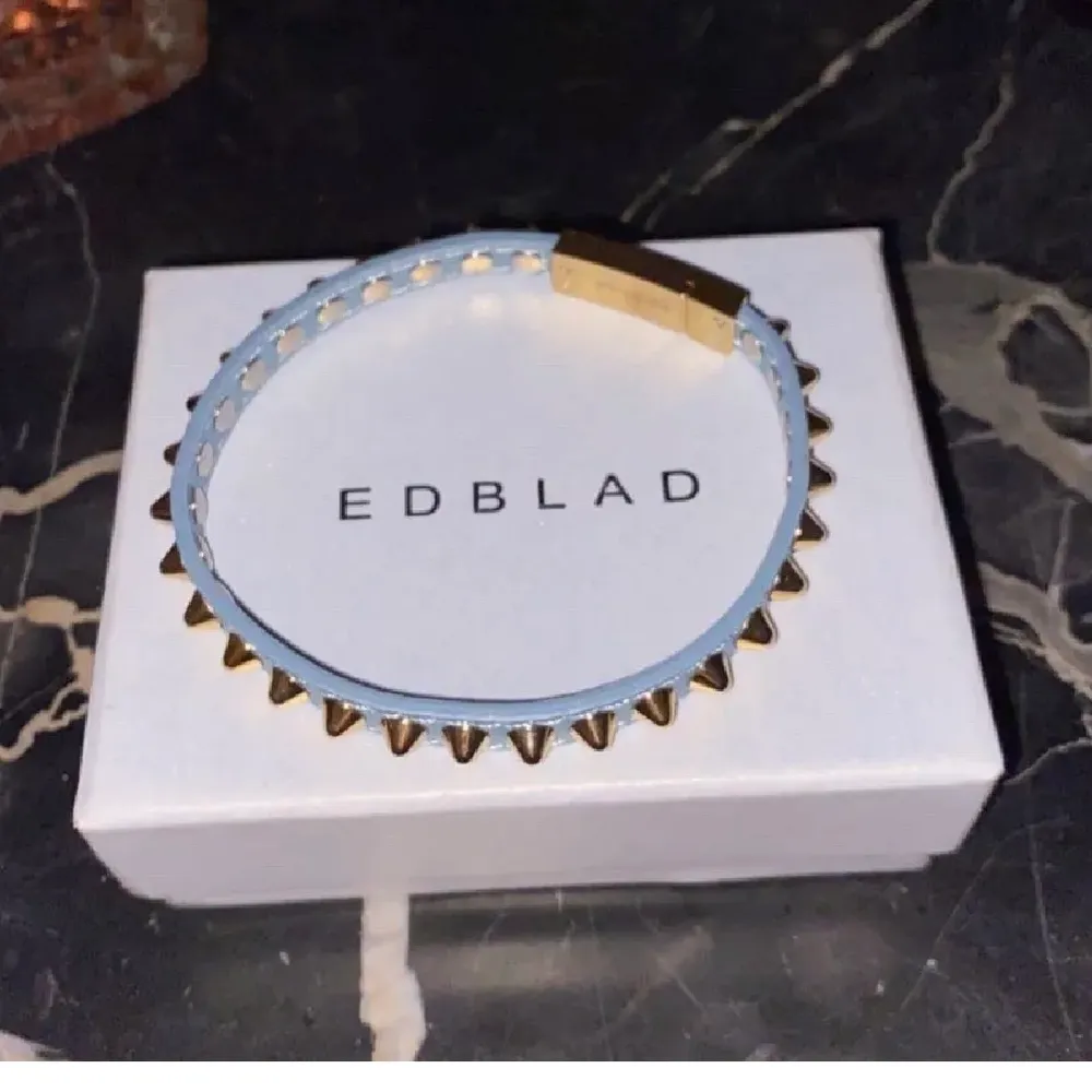 Sjukt fint armband från Edblad, säljer även ett ljusrosa❤️ . Accessoarer.