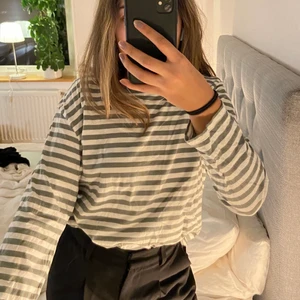 Randig tröja  - Grön och vit randig tröja från monki. Väldigt skön! Köparen står för frakt!