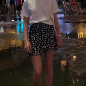Blommig miniskirt - En jätte fin kjol från pull&bear som är alldelles för liten för mig. Nästan oanvänd så i jättebra skick. Stängs med en dragkedja på baksidan. Skriv till mig för frågor eller fler bilder