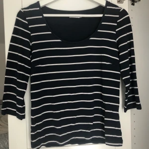 Randig tshirt med tre kvarts ärm - Mycket fint skick. Fint basic plagg som sitter skönt.