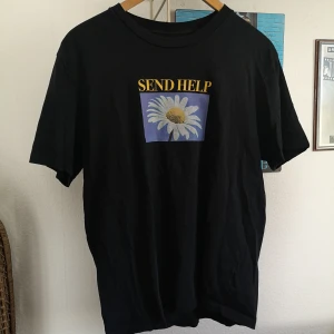 UNIF oversize tee / tshirt 👌🏻 - Fantastisk tröja från UNIF. Stl Small, men är som herr Medium. Fint skick!! Svårt att sätta pris då jag inte minns vad den kostade. Säljs för runt 400kr på depop/poshmark. Tänker 300kr pp 48kr m frimärken