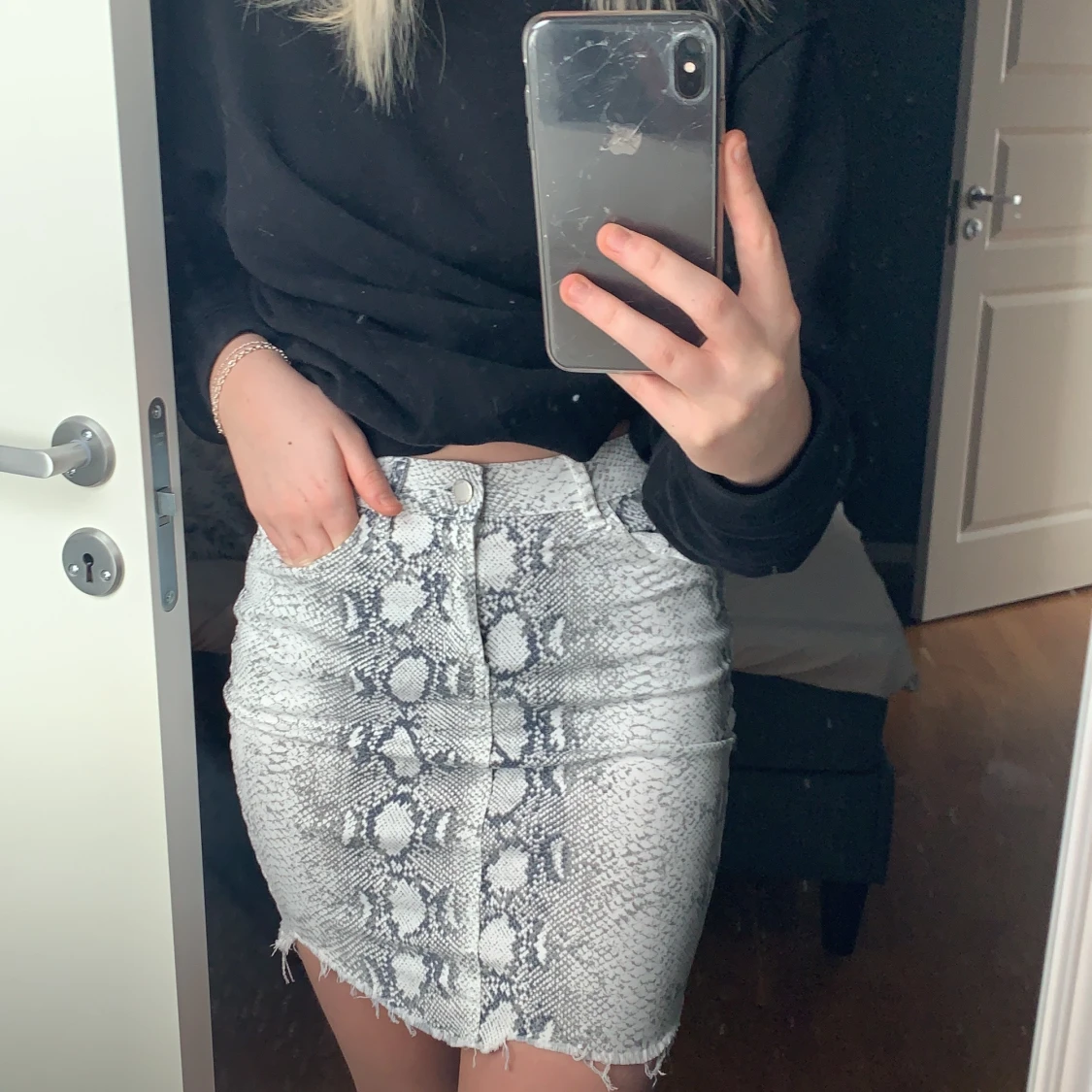 Kjol med ormmönster 