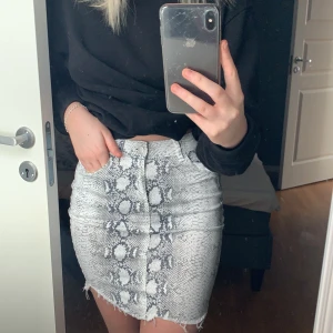 Kjol med ormmönster  - tvärcool kjol me ormmönster, sitter tajt o får fram kurvorna!!