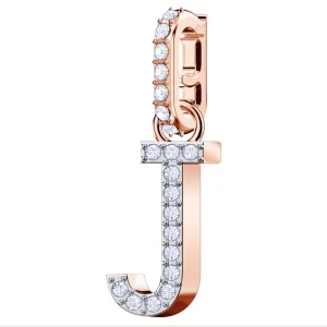 Swarovski Charm - Berätta din egen stilhistoria med Remix Alphabet Charms. Denna rosa guldpläterade bokstav C-charm glittrar vackert med klar kristallpavé. Det lättanvända klämlåset är speciellt utformat för att passa säkert på alla Remix Strand eller det nya Remix Carrier Armbandet. Du kan också fästa den på alla andra Swarovski-smycken för ett skräddarsytt utseende med en speciell betydelse. Säljer utan låda. Ny priss 320kr.