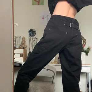 Coola svarta baggy jeans, stl M/L? - Byxor, bra skick. Är 180 och de går precis till mina fötter. (100% bommul)