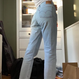 Straight fit Levis jeans - Raka Wedgie Straight Levis jeans. Mycket bra skick W28 L28. Sitter rätt så lowwaist om man har mindre storlek och då blir byxorna dessutom längre som på bilderna. 