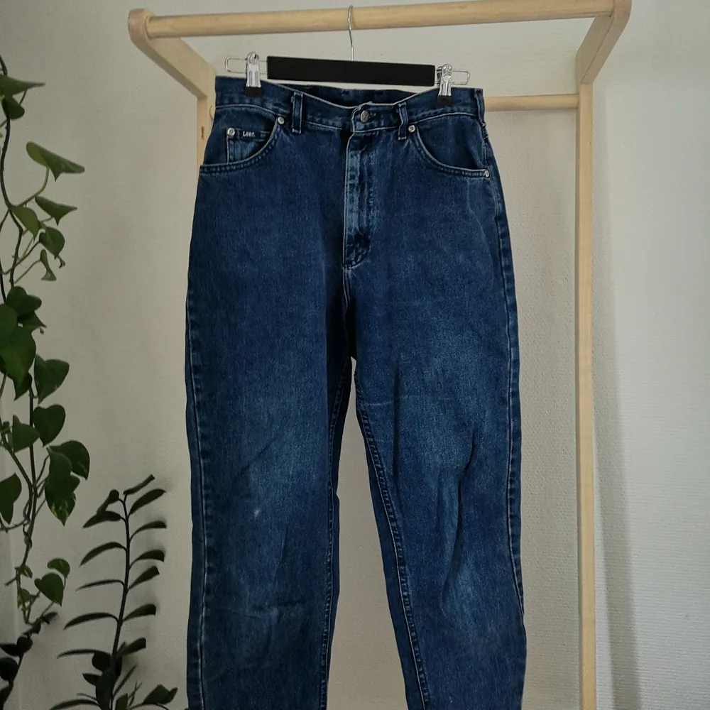 Mörkblå Lee jeans, köpta secondhand. Mom jeans, ganska korta ben. . Jeans & Byxor.