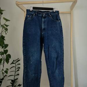 Mörkblå Lee jeans, köpta secondhand. Mom jeans, ganska korta ben. 