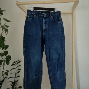 Mörkblå Lee jeans - Mörkblå Lee jeans, köpta secondhand. Mom jeans, ganska korta ben. 