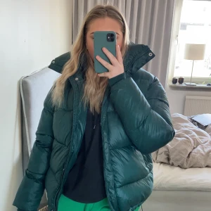 Pufferjacket - Säljer den här eftertraktade pufferjackan från bikbok💕 luvan är tyvärr borta men enligt mig är den snyggare utan, den ändå skråman är att öglan man kan fånga upp jag med är trasig men annars är den som ny🥰 Den är i XS men jag som vanligen har M i jackor kan ha den