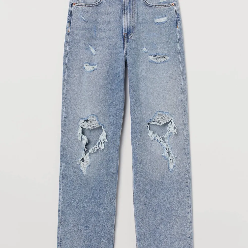 Slutsålda jeans med hål. Kom privat för bättre bilder. Köparen står för frakt. Säljs för dom inte har kommit till användning. Köpt för 400kr.. Jeans & Byxor.