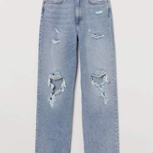 Slutsålda jeans med hål. Kom privat för bättre bilder. Köparen står för frakt. Säljs för dom inte har kommit till användning. Köpt för 400kr.