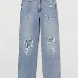 Slutsålda jeans med hål. Kom privat för bättre bilder. Köparen står för frakt. Säljs för dom inte har kommit till användning. Köpt för 400kr.