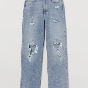 Raka jeans med hål - Slutsålda jeans med hål. Kom privat för bättre bilder. Köparen står för frakt. Säljs för dom inte har kommit till användning. Köpt för 400kr.