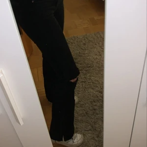 Jeans HM - Flare Jeans ifrån HM, hålen och slitningar är gjorda själv. Sitter jättebra och är supersköna. Lågmidjade🖤 