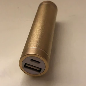 Powerbank  - Guldig powerbank, köpt på Elgiganten för runt 200kr, för mig håller den nästan 2 fulla laddningar och är väldigt effektiv då den är ganska liten och är lätt att ta med i fickan💘 betalning via swish
