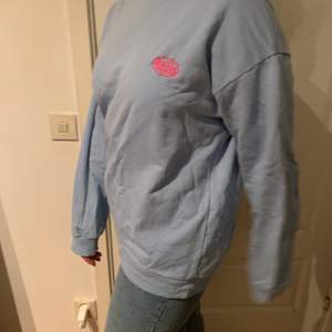 Blå hoodie från junkyard i storlek XL, plagget stryks och tvättas innan försäljning.