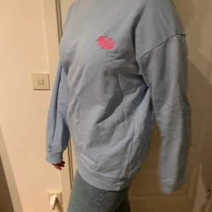 Blå hoodie  - Blå hoodie från junkyard i storlek XL, plagget stryks och tvättas innan försäljning.