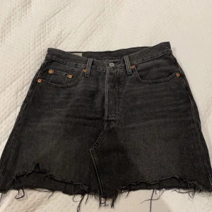 Jeanskjol från Levis  - Jeanskjol från Levis i storlek 25. Sparsamt använd, så i fint skick! 