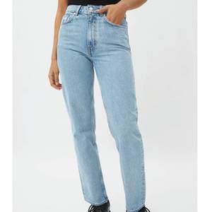 Jeans från weekday använda en gång. Jättefin modell och i storlek 27/32 motsvarar en större xs eller s.