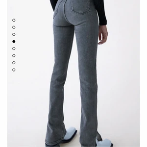Trendiga ljusgrå Zara-jeans med slits! - Dessa skitsnygga jeans är tyvärr för långa för mig (162 cm😢) så tänkte kolla intresset på dem så att de kan få mer användning av någon annan! Använda endast ett fåtal gånger så de är i bra skick. 🤝 Helt slutsålda i flera storlekar (inkl denna) på hemsidan. Buda! (Möts upp i Sthlm, annars står köparen för frakten) 💘 