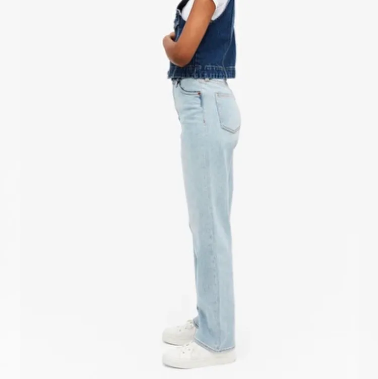 Ett par jeans från monki storlek 32 har använt en gång köpte dom för någon vecka sen ord pris 400kr. Jeans & Byxor.