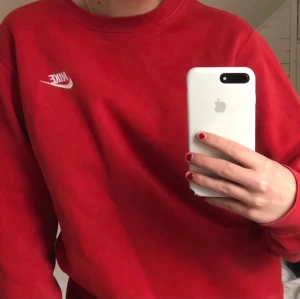 Nike sweatshirt. - Super snygg sweatshirt som sitter super snyggt overziced. Storlek XL/L. BUDA i här nere från 100kr! Lånade bilder från en annan här på plick!!