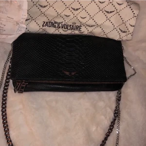 Zadig väska - Säljer min zadig väska, äkta såklart, dustbag medföljer. Vid intresse skriv till mig för fler bilder!eftersom det är flera som är intresserade av väskan så kan det leda till budgivning. Väskan ligger nu på utgångspriset