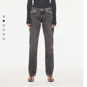 Zara jeans  - Säljer mina zara jeans i modellen straight unit.03 i storleken 36, super snygga men passar mig tyvärr inte:/ de är helt nya med prislappen kvar! Startbud på 200 och budet höjs med minst 20kr, köp direkt för 600kr💓💓 BUDET LIGGER PÅ: 460kr❤️