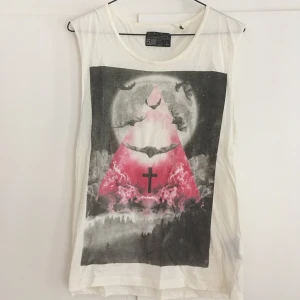 Tank top med tryck - Snygg topp från Carlings. Bra skick!✨ Nytvättad men katt finns i hemmet 🌸