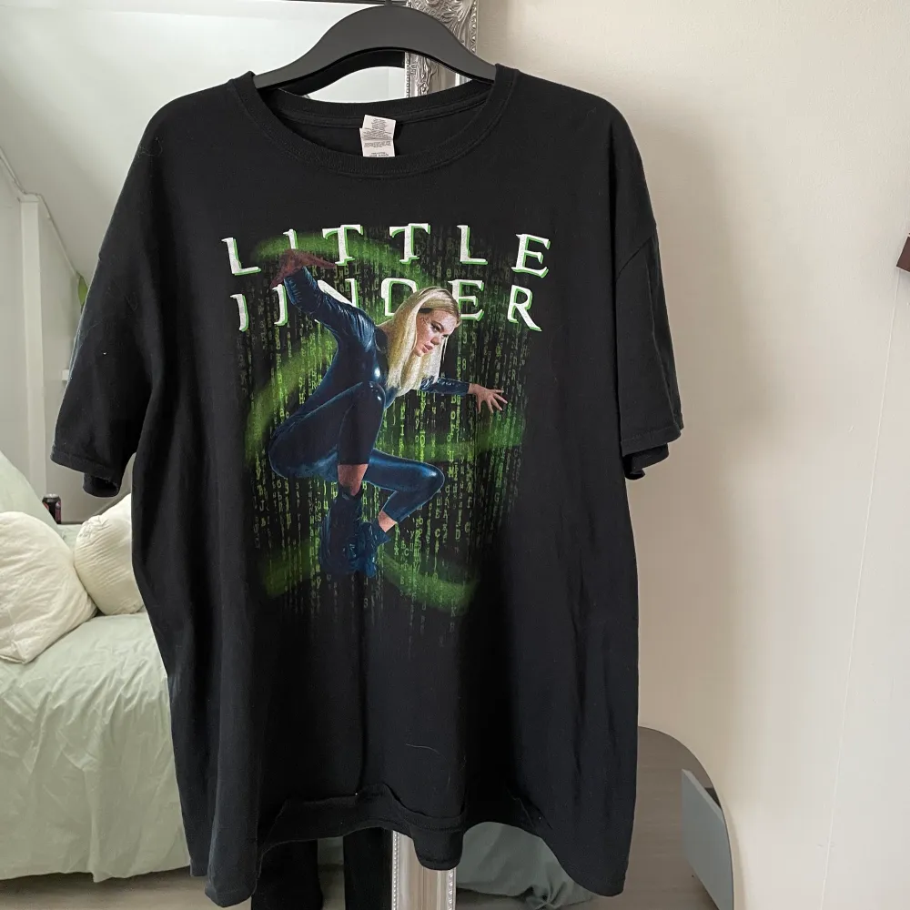 Little Jinder-Merch som endast är använd en gång! (Köparen står för frakten). T-shirts.