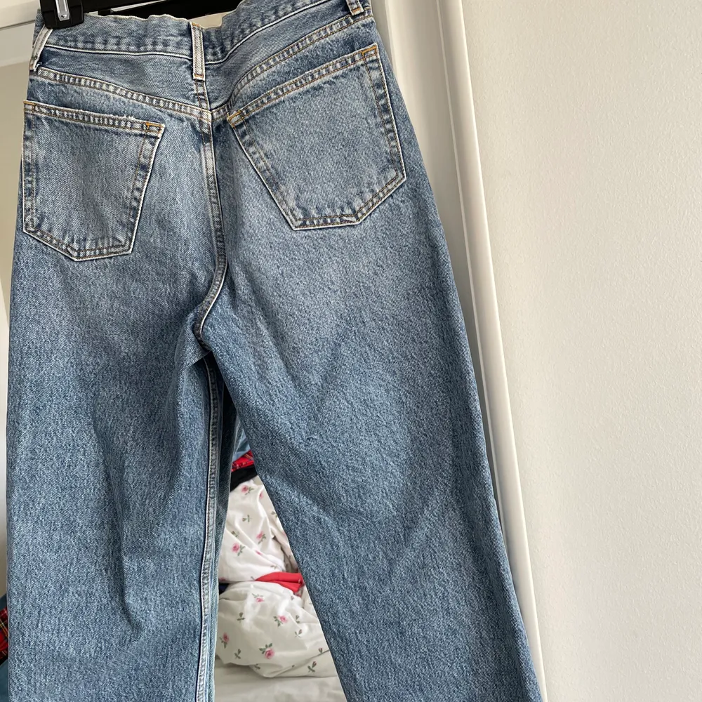 Dad jeans från bikbok storlek w25 L30.                              Knappt använda!                                                                    Betalning sker via svisch, byxorna finns i Stockholm . Jeans & Byxor.