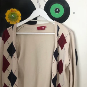 argyle kofta - Jättefin argyle kofta köpt secondhand för ett tag sen, inte använd av mig och jag anser att den verkar rätt orörd sen innan! Kommer inte till användning som sagt så känns bättre att sälja, strl 40/42 men passar xs-l beroende på önskad passform 💓