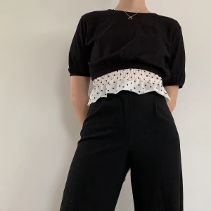 Svart topp - Simpel och snygg svart topp. Helt oanvänd. Jag är en storlek xs-s. Frakt tillkommer.