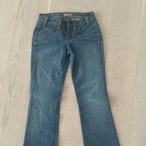 Lågmidjade jeans!!! - Här har vi ett par perfekta lågmidjade jeans, från Yanük. Sitter väldigt smickrande har dock vuxit ur dem och därmed ingen bild på. 
