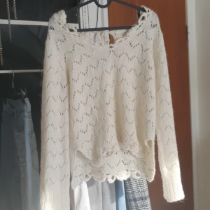 Odd Molly stickad tröja - Stickad vit tröja med mönster och back knytbara band 