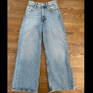 Zara jeans - Super fina jeans från Zara. De är raka i modellen. Aldrig använda, strlk 32. Skriv för mer bilder/info.