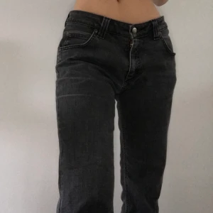 Lågmidjade Straight Lee Jeans - 🌍FRAKT PÅ 60KR TILLKOMMER🌏 Så coola mörkgråa jeans från märket Lee i en straightleg modell. Älskar dessa verkligen, men tycker att de är för stora på mig. Det står W30 i dem, men tycker de sitter mer som W27/28, L31. Jag är vanligtvis W24 för referens :) Men sitter även skit snyggt oversize om man gillar det. Tveka inte på att skriva till mig om du undrar över måtten eller vill pruta 💕 Reserverade för tillfället!