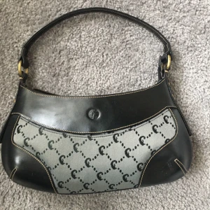 Söt handväska - Denna asballa väska som verkar va nån kopia🤍skitcool och har inte sett någon likadan men har många väskor så säljer denna🤎🤎🤎