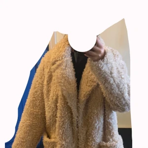 Lurvig kappa strl L - Jag på bilden är 160cm lång och kappan går precis nedanför rumpan. Den är från Divided.