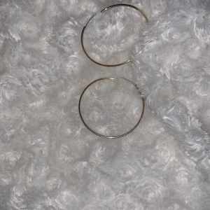 Guldiga ringar  - Guldiga örhängen/ringar. Ganska stora och inte riktigt min stil 🥰 vet inte vart de är ifrån och vet ingen information om de tex om de är nickel fria, antar att de inte är det. 
